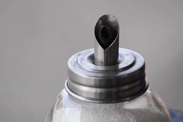 Dispensador, aspersor ou tigela para açúcar ou sal, itens fáceis de usar. Artigos de vidro como equipamento de restaurante . — Fotografia de Stock