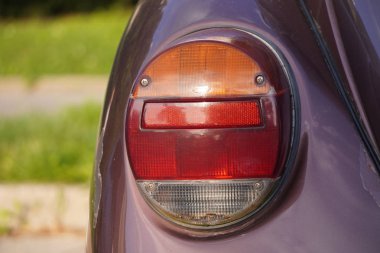 gün batımı ışınları küçük bir kentsel retro arabanın arka far, eski arabanın dış detay, şehirde eski araba