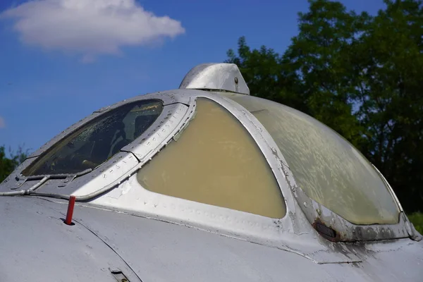 Vitrage du cockpit d'un vieux combattant consciencieux, construction métallique avec rivets, rouille, rangement de vieux équipements dans un musée sous un ciel ouvert — Photo