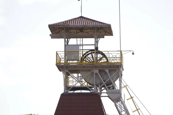 Вежа для видобутку солі з землі. механізм, який піднімає вагу як противагу. точка спостереження зверху, оглядовий майданчик — стокове фото