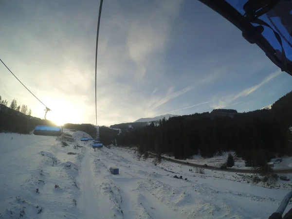 Elevador de cadeira nas montanhas no inverno. atividades ao ar livre, snowboard ou esqui, subida a pé. Dia ensolarado no inverno — Fotografia de Stock