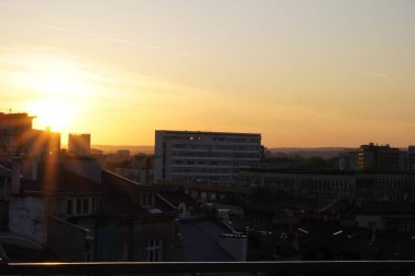 eski sanayi şehrinde gün batımı, kamerada ışık, bulutsuz gökyüzü. gün batımı manzarası ile rahat bir akşam