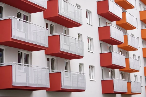 Glass balconies of a multi-storey building made of concrete. housing for people in a big city. French glazing of an apartment complex. — Stock Photo, Image