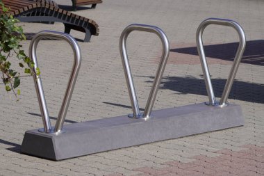 Modern demir parklar bisikletler için, çevre dostu ulaşım şekli, sağlıklı yaşam tarzı. Şehirdeki şehir manzarası, park yerinin şık tasarımı..