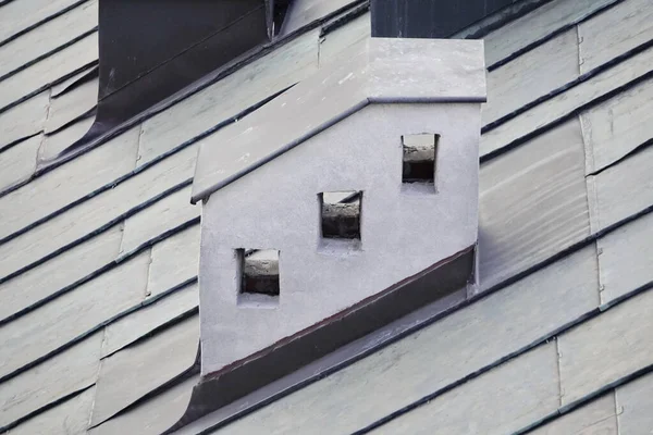 Schornstein oder Lüftungsanlage auf dem Eisendach, Altstadt, Draufsicht. Ofenheizung in Hochhäusern, das Problem der Ökologie — Stockfoto
