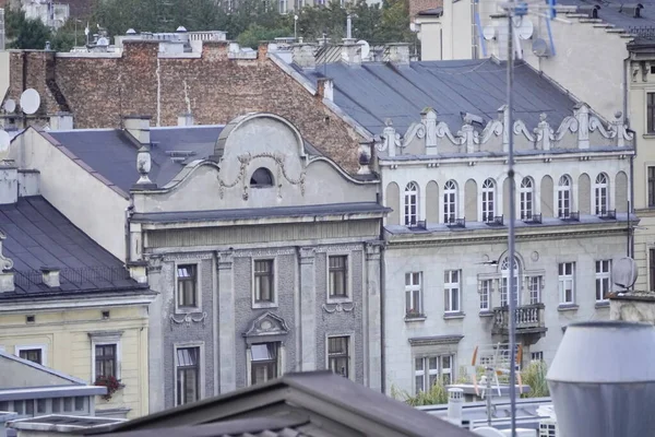 Fachadas de hermosos edificios antiguos, el centro de la ciudad, un lugar para los turistas. decoraciones talladas del techo, la antena de TV en el techo — Foto de Stock