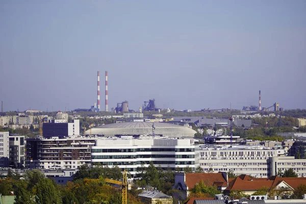 Vue sur la ville, la vieille ville, les maisons neuves, les églises et les usines et usines industrielles. Cracovie vue d'un oeil d'oiseau. ville verte avec beaucoup de parcs et de places — Photo