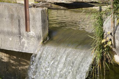 Yapay sulama sistemi, şelale. Yapay yapıdan su düşüyor.