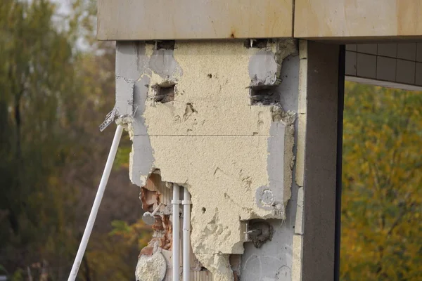 Destroyed wall of a house or building, visible layers of construction. fragility, the need for repair — Stock Photo, Image