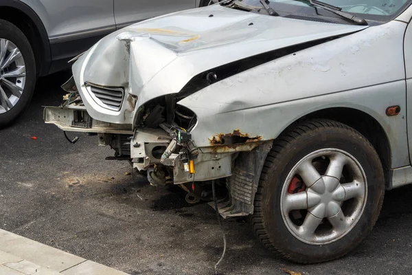 Het Voorste Deel Van Een Grijze Personenauto Beschadigd Bij Een — Stockfoto