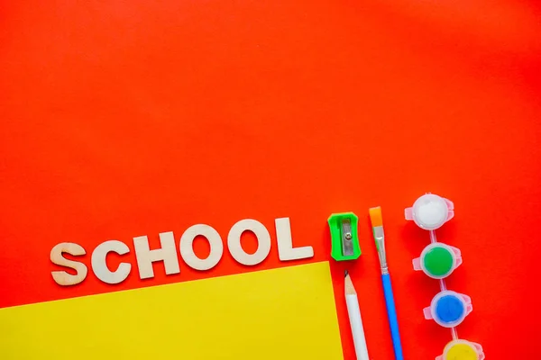 Estudie Concepto Flatlay Material Educativo Lápiz Bolígrafo Pincel Papel Amarillo —  Fotos de Stock