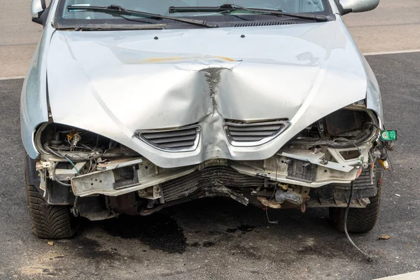 Het Voorste Deel Van Een Grijze Personenauto Beschadigd Bij Een — Stockfoto