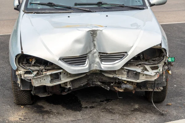 Den Främre Delen Grå Personbil Som Skadats Olycka Eller Trafikolycka Stockbild