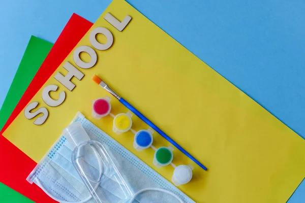 Estudo Flatlay Conceito Educação Suprimentos Lápis Caneta Pincel Tinta Máscara — Fotografia de Stock