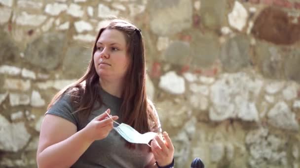 Дівчинка Європейського Походження Носить Одноразову Медичну Маску Безпека Профілактика Коронавірусу — стокове відео