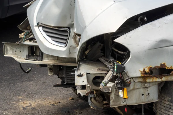 Het Voorste Deel Van Een Grijze Personenauto Beschadigd Bij Een — Stockfoto