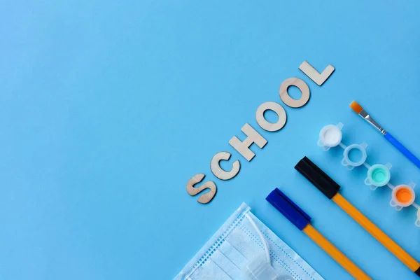 Estudo Flatlay Conceito Educação Suprimentos Lápis Caneta Pincel Tinta Máscara — Fotografia de Stock