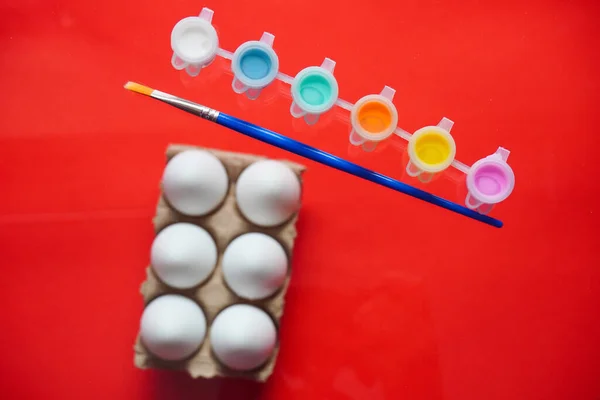 Levitación Bandeja Caja Seis Huevos Sobre Fondo Rojo Pinturas Multicolores — Foto de Stock