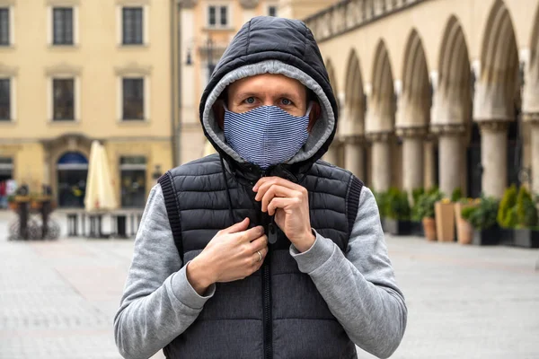 Krakau Polen 2020 Menschen Gehen Medizinischen Masken Auf Dem Zentralen — Stockfoto