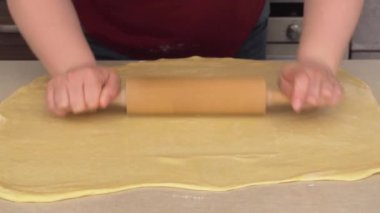 Kadın ya da kız mutfakta pasta hazırlıyor. Evde yemek pişirmek. Karantina sırasında evde pişirmek. 4k video