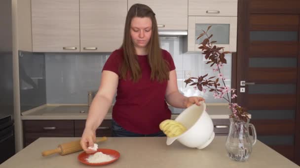 Vagy Lány Süteményt Készít Konyhában Otthon Főzök Otthon Sütni Karantén — Stock videók