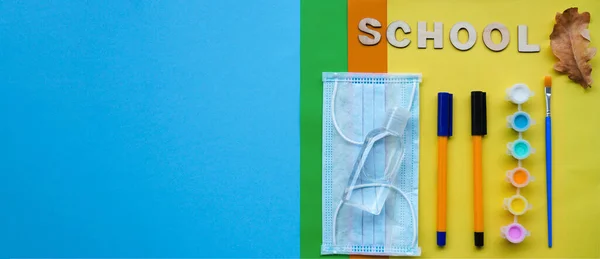 Studie Flatlay Konzept Bildungsmaterialien Bleistift Stift Pinsel Farbe Medizinische Maske — Stockfoto