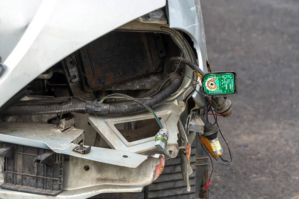 Передня Частина Сірого Пасажирського Автомобіля Пошкодженого Аварії Або Дорожньо Транспортній — стокове фото