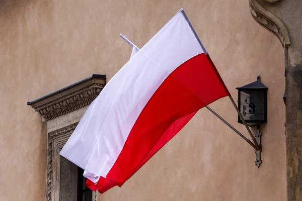 Czerwono Białe Flagi Polskie Wiszą Domu Naturalne Światło Selektywne Ostrość — Zdjęcie stockowe