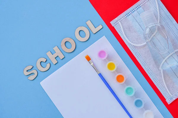 Estudo Flatlay Conceito Educação Suprimentos Escova Tinta Máscara Médica Desinfetante — Fotografia de Stock