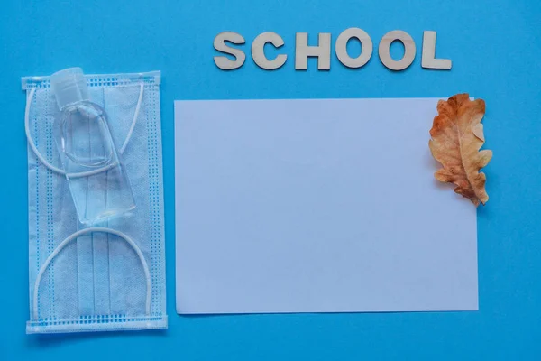 Schriftzug Schule Auf Blauem Hintergrund Mit Weißem Laken Trockenem Eichenblatt — Stockfoto