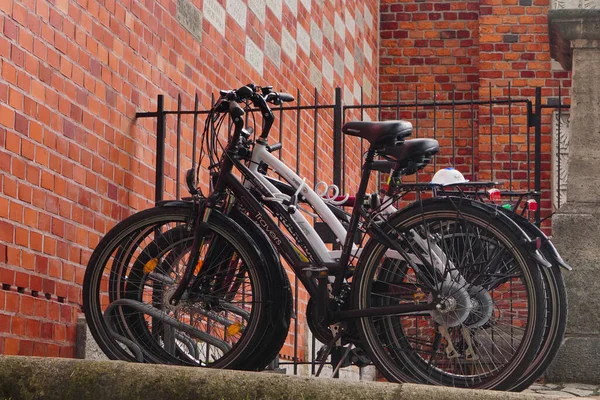 Estacionamento Moderno Com Bicicletas Perto Prédio Tijolos Vermelhos Apartamento Com — Fotografia de Stock