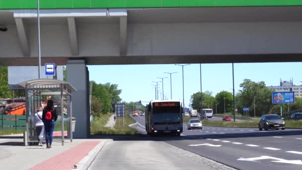 Nowoczesny Autobus Mercedes Benz Przyjeżdża Przystanek Słoneczny Dzień Nowoczesne Ekologiczne — Wideo stockowe