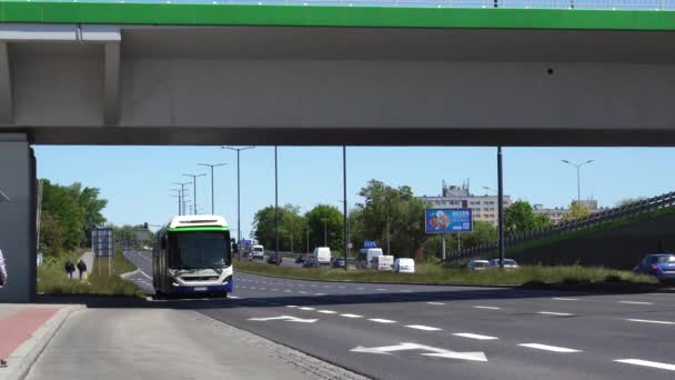 Moderne Volvo Hybride Bus Arriveert Bij Het Stoppunt Een Zonnige — Stockvideo