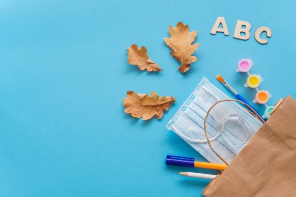 Studeer Plat Educatie Supplies Potlood Pen Borstel Verf Medisch Masker — Stockfoto