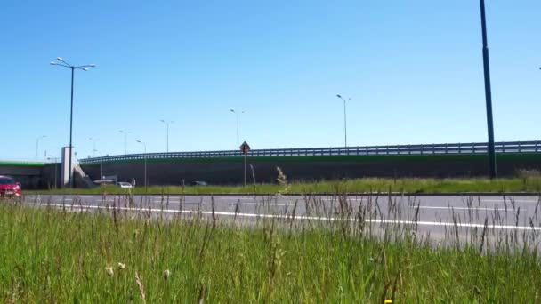 宽带公路或高速公路上的汽车 一条有汽车的宽阔的城市街道 城市基础设施 阳光灿烂 蓝天晴朗 4K视频 — 图库视频影像