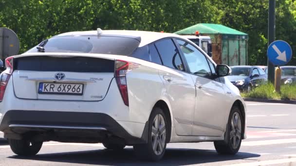 汽车开始在十字路口行驶 丰田普锐斯混合动力车城市里的车流城市的汽车和公共汽车拥堵 路边的基础设施 4K视频 波兰克拉科夫2020年5月18日 — 图库视频影像