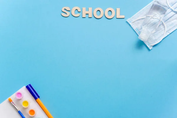 Estudo Flatlay Conceito Educação Suprimentos Lápis Caneta Pincel Tinta Máscara — Fotografia de Stock