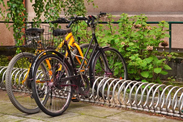 Estacionamento Moderno Com Bicicletas Perto Prédio Tijolos Vermelhos Apartamento Com — Fotografia de Stock