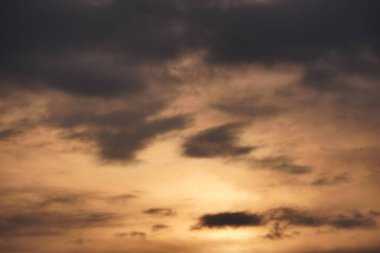 Güneş diğer bulutlarda parlıyor, kontrastlı ışıkta. Hava değişiyor, beyaz ve gri bulutlu parlak gökyüzü. Her bulutun gümüş astarı vardır..