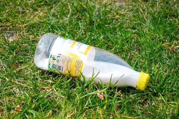 Cracovia Polonia 2020 Una Botella Leche Desechada Hierba Verde Contaminación — Foto de Stock