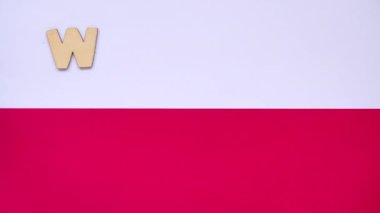 BAŞKAN ELEKSİYONLARI - Polonya-wybory prezydenckie - ahşap harflerden yapılmış bir kelime. Seçici odaklanma. Polonya seçimleri teması. Arkaplanda Polonya 'nın beyaz ve kırmızı bayrağı olan harfler