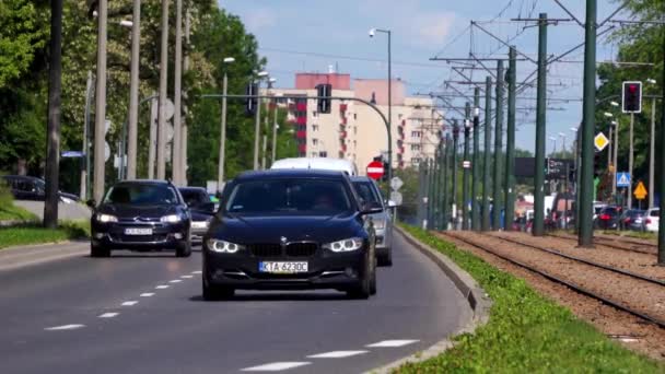 在一个大街上的城市交通 路上有很多车 城里堵车 城市交通管理汽车废气造成的空气污染问题 波兰克拉科夫09 2020 — 图库视频影像