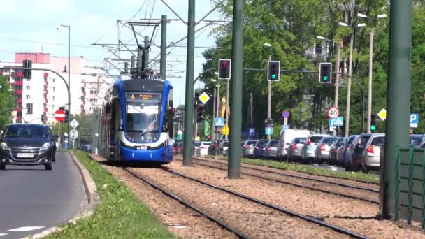 现代蓝色城市有轨电车穿过这个城市 公共交通现代化 生态友好型交通方式 有轨电车设计的新技术 波兰克拉科夫2020年5月18日 — 图库视频影像