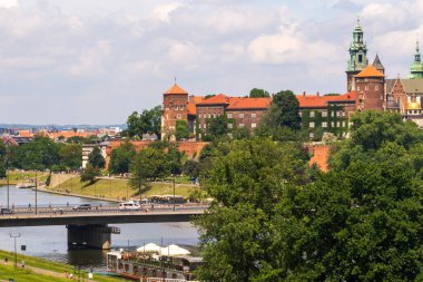 Krakow, Polonya 'nın eski kasaba manzarası ve Wawel Polonya' nın eski kasaba manzarası ve Visla nehri tepesindeki Wawel kalesi. Tarihi merkezin görüntüsü, Havadan Görünüm