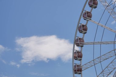 Modern beyaz dönme dolap mavi gökyüzüne karşı bulutlar, çocuklar ve turistler için cazibe, Krakow, Polonya 'nın en üst şehir manzarası.