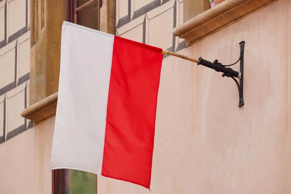 Drapeau Blanc Rouge Polonais Dans Vent Sur Mur Bloc Maison — Photo