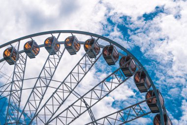 Modern beyaz dönme dolap mavi gökyüzüne karşı bulutlar, çocuklar ve turistler için cazibe, Krakow, Polonya 'nın en üst şehir manzarası.