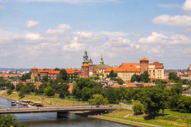 Krakow, Polonya 'nın eski kasaba manzarası ve Wawel Polonya' nın eski kasaba manzarası ve Visla nehri tepesindeki Wawel kalesi. Tarihi merkezin görüntüsü, Havadan Görünüm