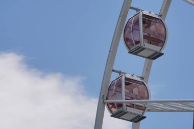 Modern beyaz dönme dolap mavi gökyüzüne karşı bulutlar, çocuklar ve turistler için cazibe, Krakow, Polonya 'nın en üst şehir manzarası.