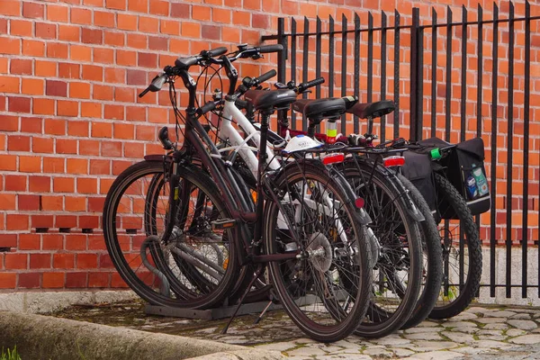 Estacionamento Moderno Com Bicicletas Perto Prédio Tijolos Vermelhos Apartamento Com — Fotografia de Stock